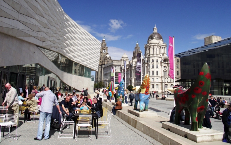 Liverpool guided tours photo Outside Museum of Liverpool